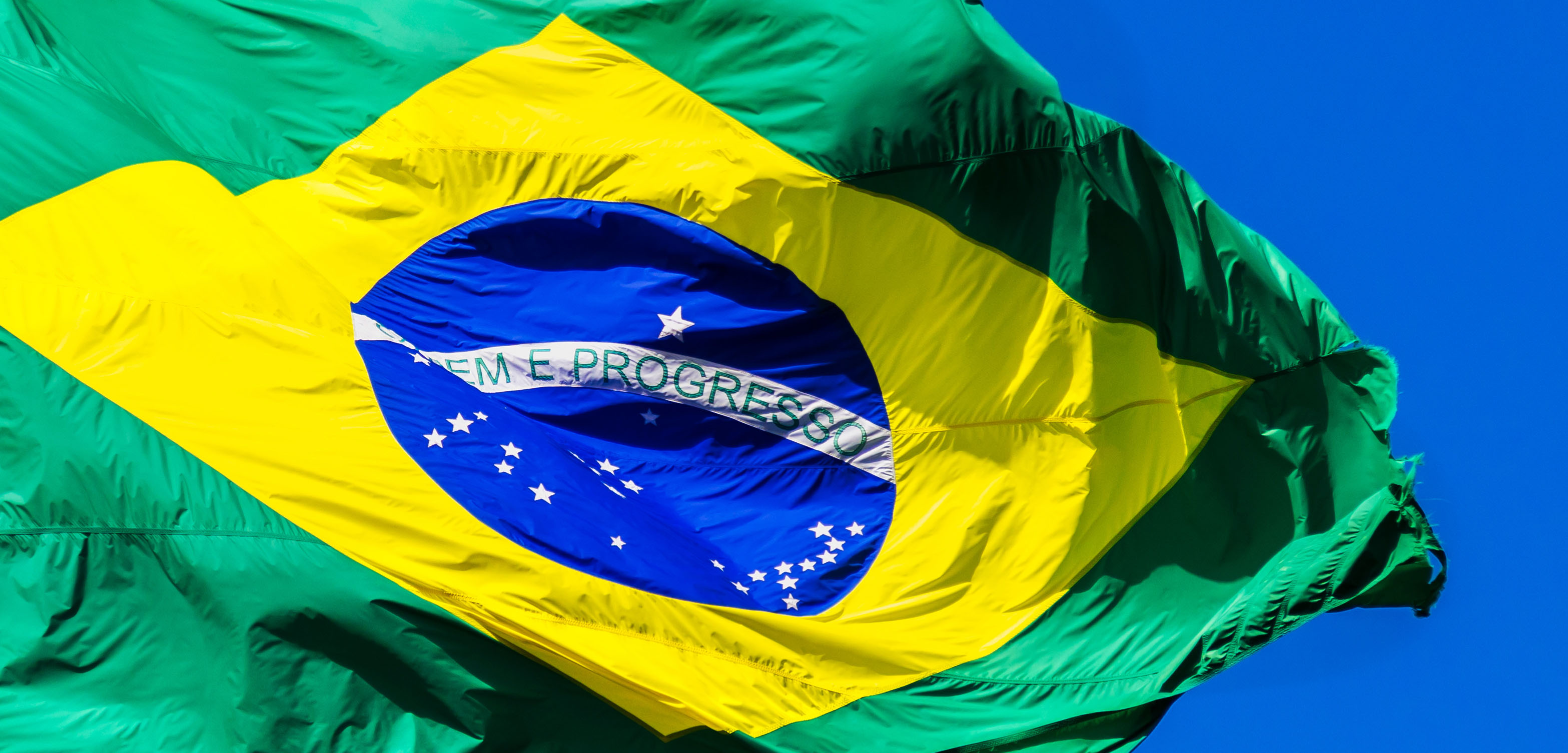 Bandeira do Brasil e céu azul.